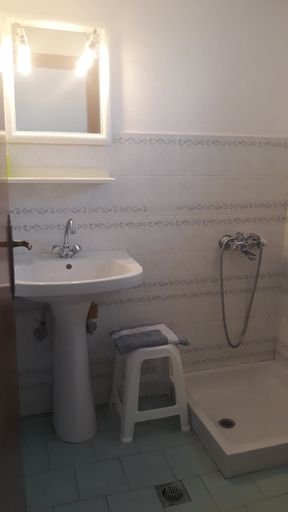 Bathroom 5, Ambeles Apartments, Crete