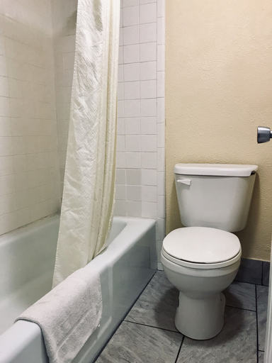 Bathroom 3, Executive Inn, Miller