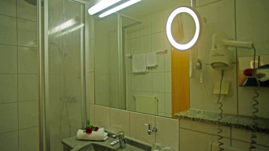 Bathroom 3, Hotel Restaurant Räuber Lippoldskrug, Hildesheim