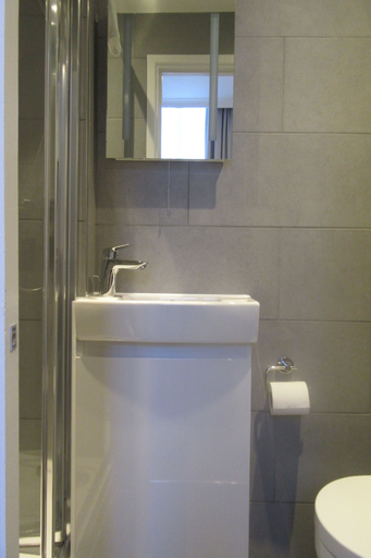 Bathroom 4, Garden Court Hotel, London