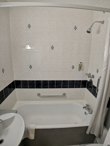Bathroom 5, Lancaster Hall Hotel, London