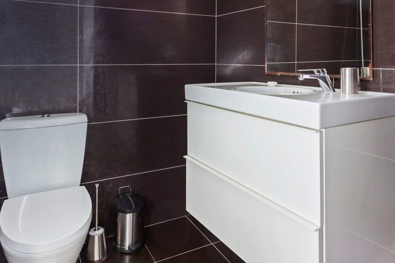 Bathroom 4, Stunning 2 Bedroom Apartment Near Belém, Lisbon