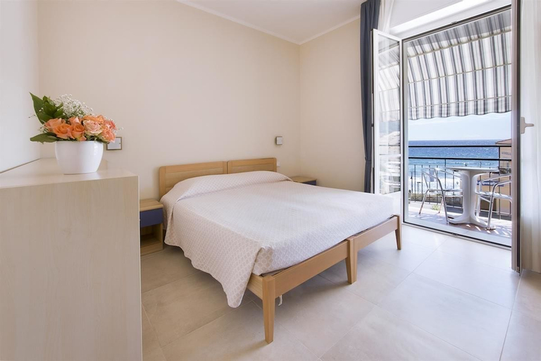 Bedroom 4, Albergo Teresa, Savona