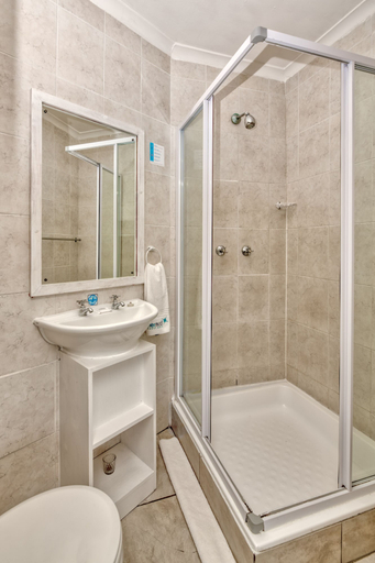 Bathroom 5, Mermaid Guest House, Overberg