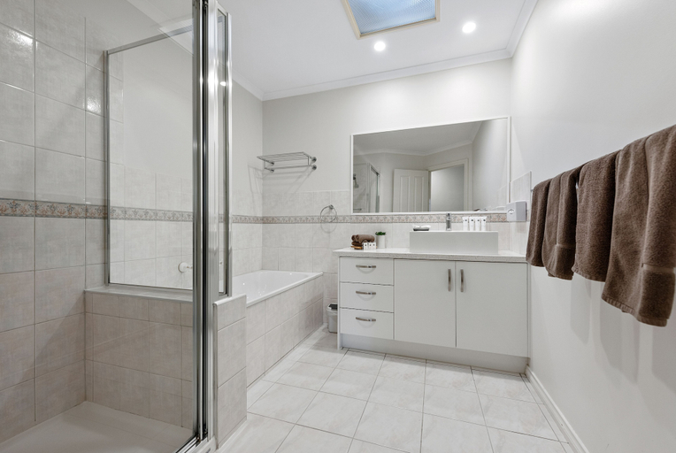 Bathroom 4, Fawkner Executive Suites & Serviced Apartments, Melbourne