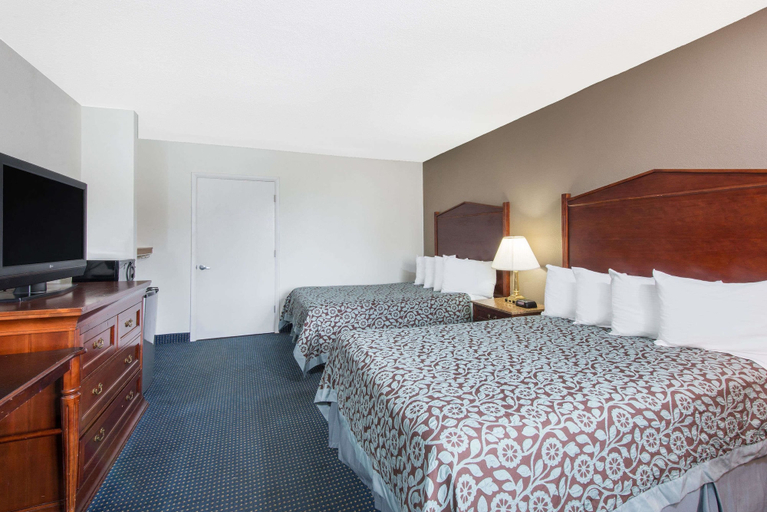 Bedroom 5, Days Inn by Wyndham Arlington Pentagon, Arlington