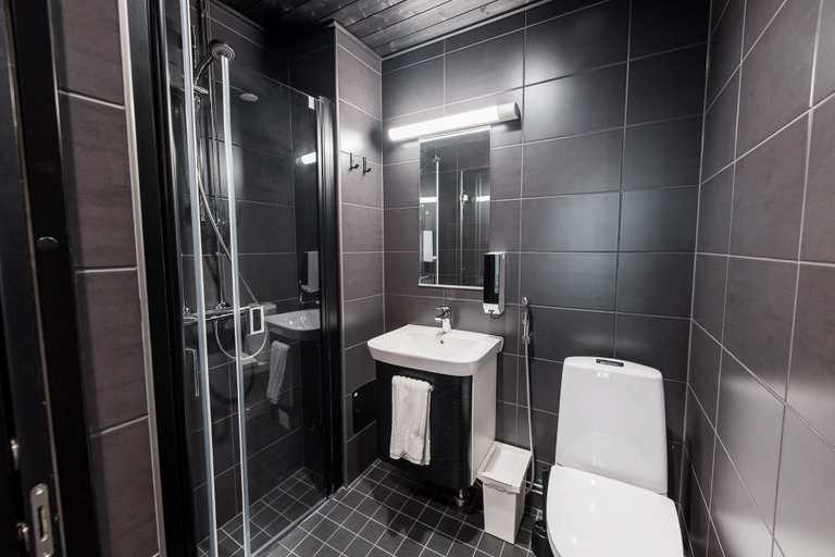Bathroom 3, Forenom Hotel & Apartments Vantaa Tikkurila, Uusimaa