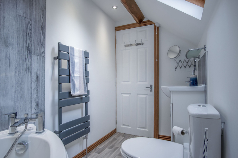 Bathroom 4, Rose Coach House - 3 Bedroom Cottage - Pendine, Carmarthenshire