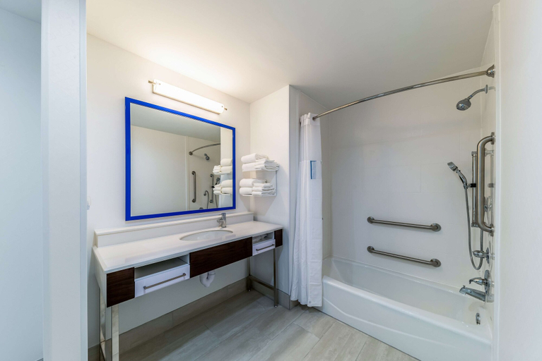Bathroom 4, Hampton Inn & Suites Pryor, Mayes