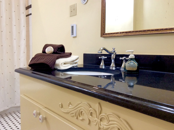 Bathroom 4, Devereaux Shields House, Adams