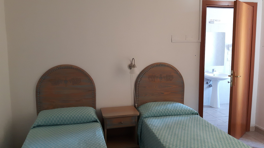 Bedroom 3, Alghero Vacanze Hotel, Sassari