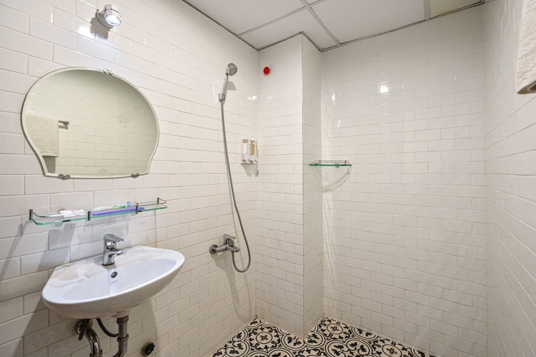 Bathroom 4, Hanh Chuong Hotel, District 1