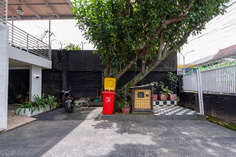 Exterior & Views 2, Urbanview Daniela Jambi by RedDoorz, Jambi