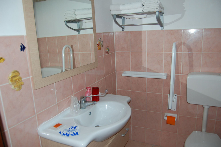 Bathroom 5, Il Mirto e la Rosa Hoteles, Syracuse