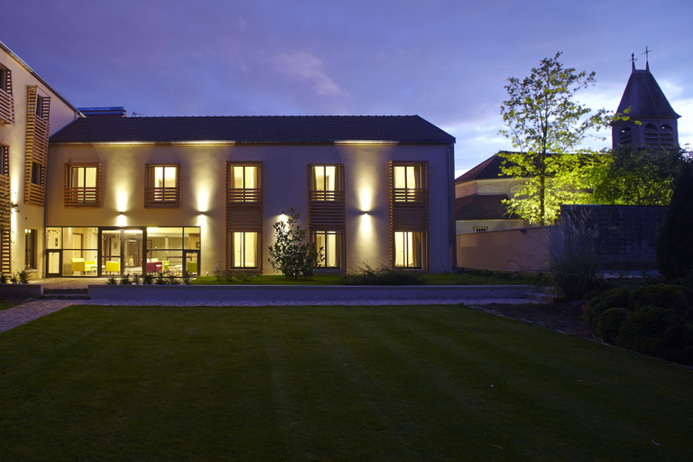 Exterior & Views