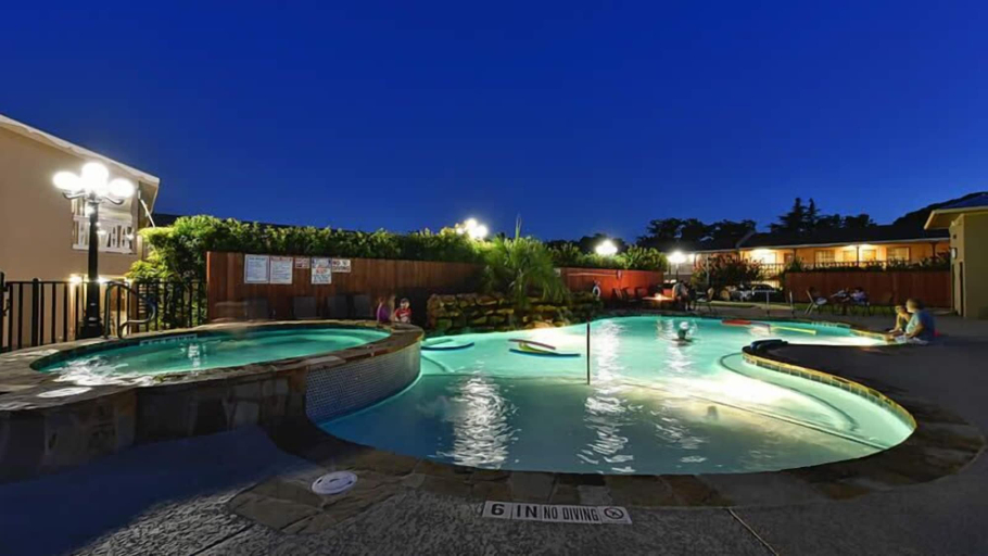 Sport & Beauty, Sunday House Inn and Suites, Gillespie