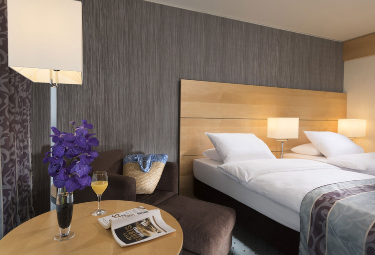 Bedroom 2, Maritim Hotel Düsseldorf, Düsseldorf