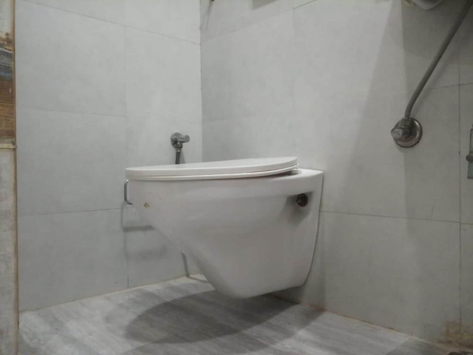 Bathroom 4, Gracious by Vishesh Hotels & Home Stay, Delhi