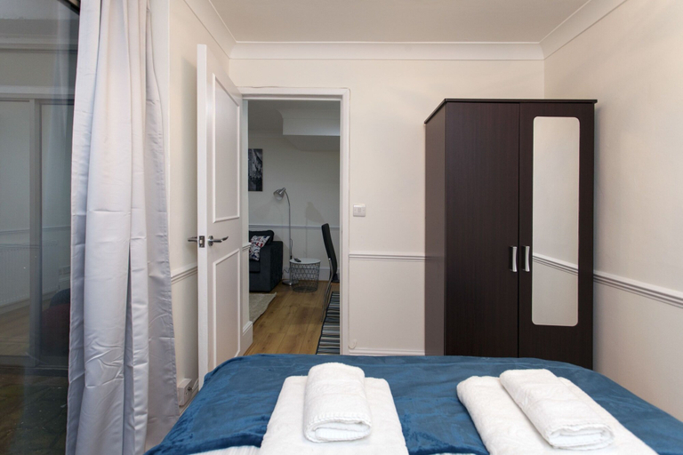 Bedroom 3, Victoria Magical Atmosphere with Patios, London