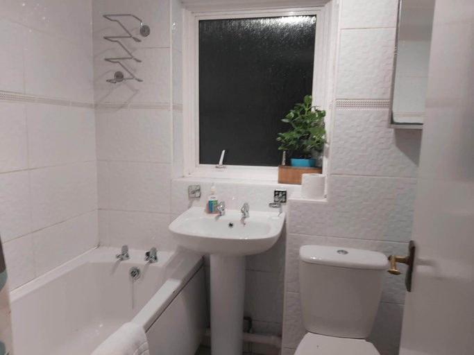 Bathroom 4, Huku Kwetu - Chelsea Garden, Central Bedfordshire