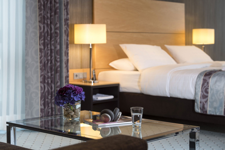 Bedroom 4, Maritim Hotel Düsseldorf, Düsseldorf