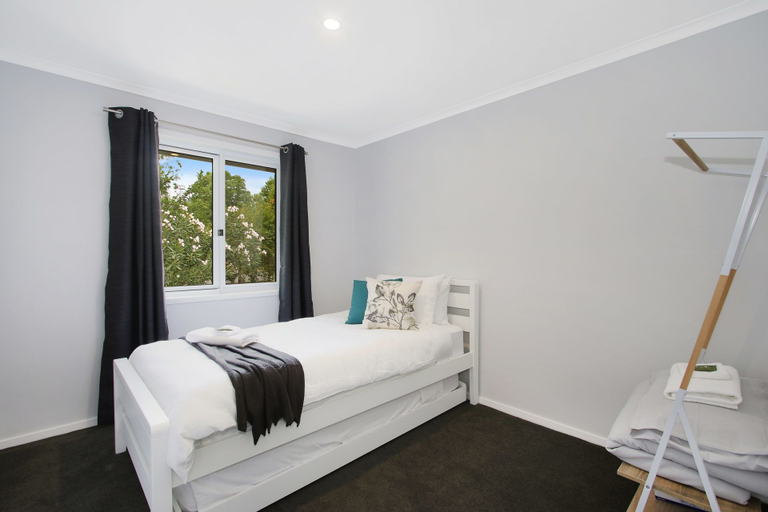 Bedroom 3, Marshmallow Retreat, Alpine - East