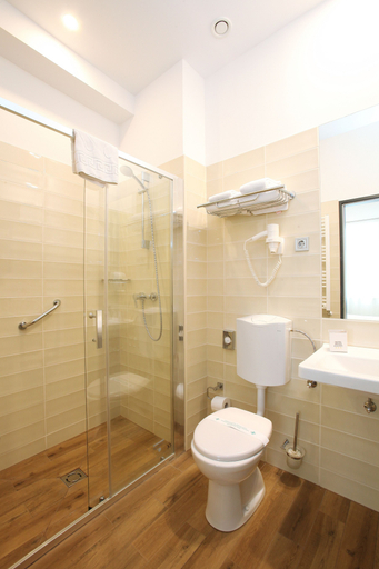 Bathroom 4, Medos Hotel, Budapesti