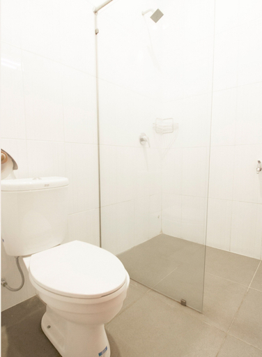 Bathroom 3, OYO 261 Sasono Putro Guest House, Sleman