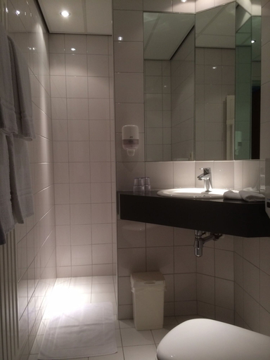 Bathroom 5, Hotel de Koophandel, Delft