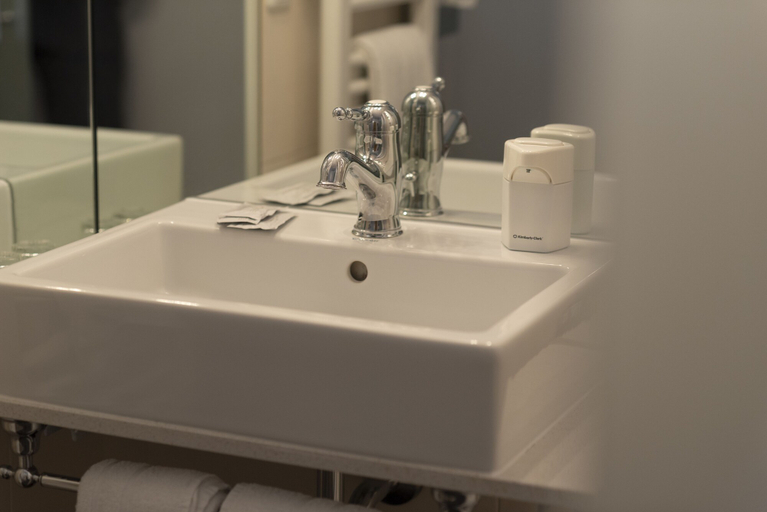 Bathroom 4, Hotel Krone, Innsbruck Land