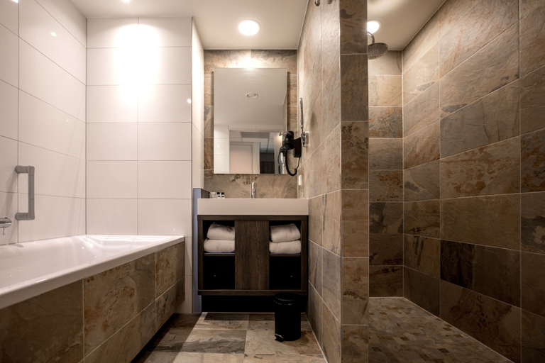 Bathroom 5, Hotel Roermond, Roermond
