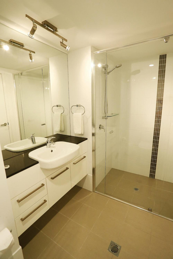 Bathroom 5, Q Resorts Paddington, City