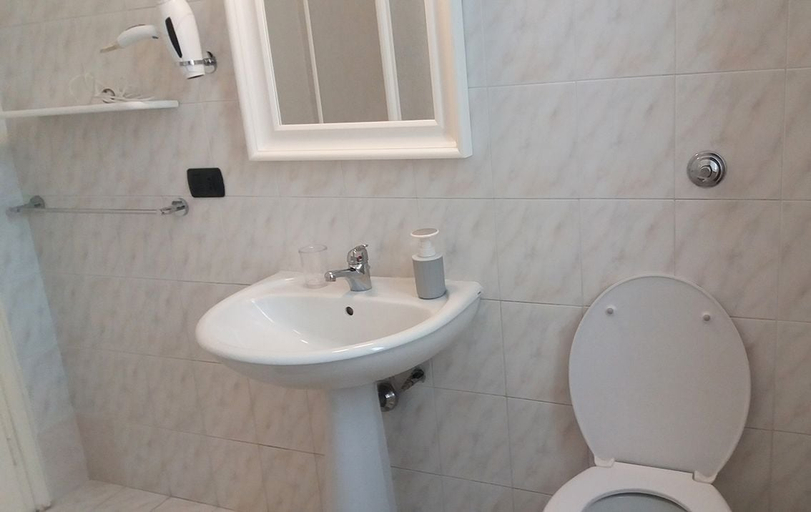 Bathroom 5, C'era Un Lago, L'Aquila