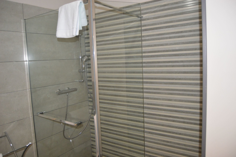 Bathroom 3, L'Hôtel du Lac, Lot-et-Garonne