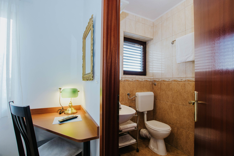 Bathroom 4, Hotel Vila Tina, Trogir
