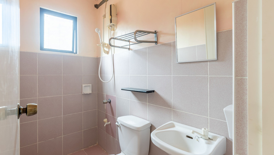 Bathroom, OYO 426 Coco Grove Tourist Inn, Dauis