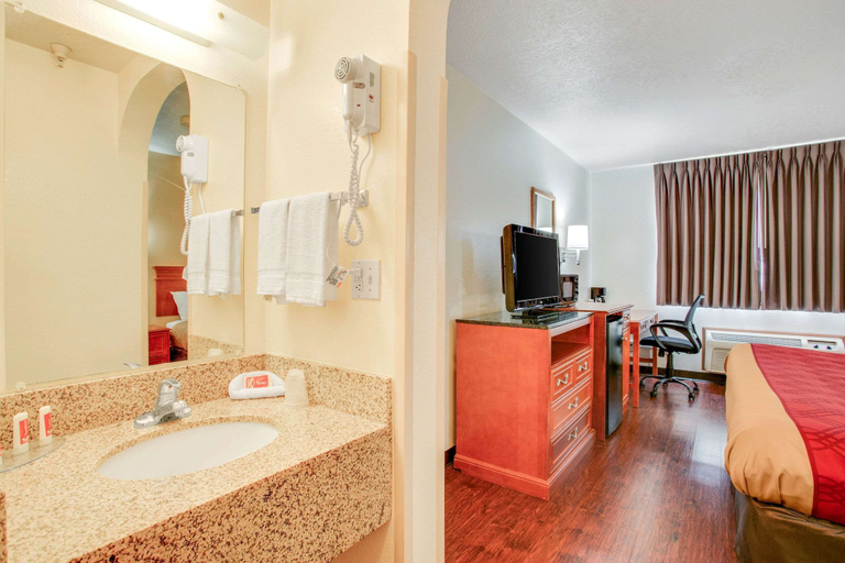 Bathroom 4, Econo Lodge Inn & Suites Albuquerque East I-40 Eubank Exit, Bernalillo