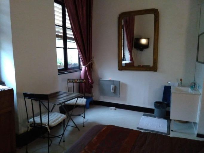 Bedroom 3, Chambres Les Soyeuses, Rhône