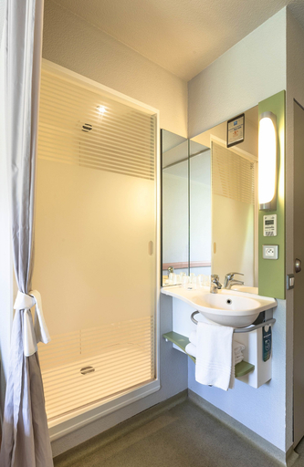 Bathroom 4, ibis budget Saint-Pourçain-sur-Sioule, Allier