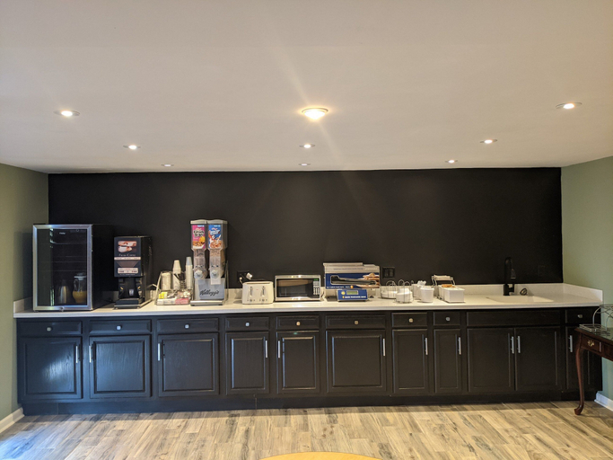 Food & Drinks 5, Super 8 by Wyndham Shelbyville, Shelby