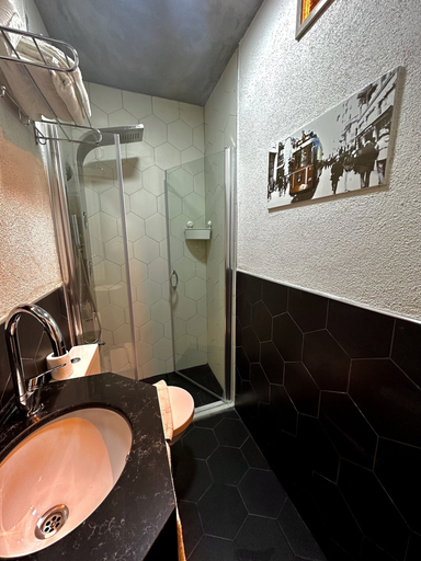 Bathroom 5, Corner Hot, Beşiktaş