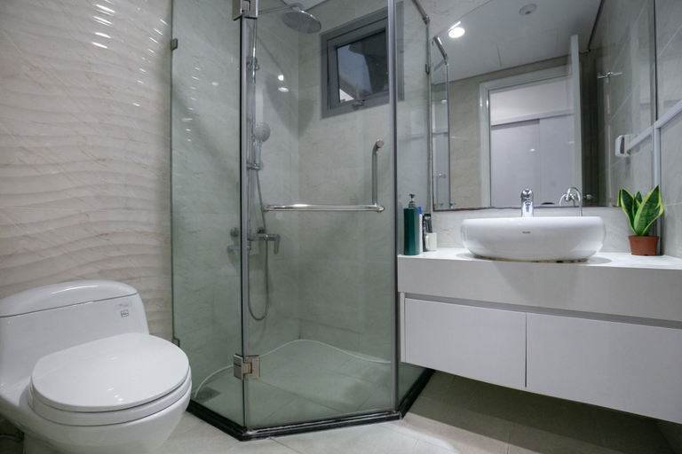 Bathroom 3, Canh Apartment in Vinhome Skylake, Từ Liêm