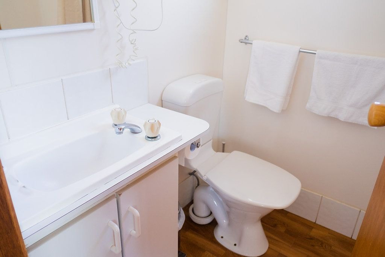 Bathroom 3, Riverside Cabin Park, Shepparton
