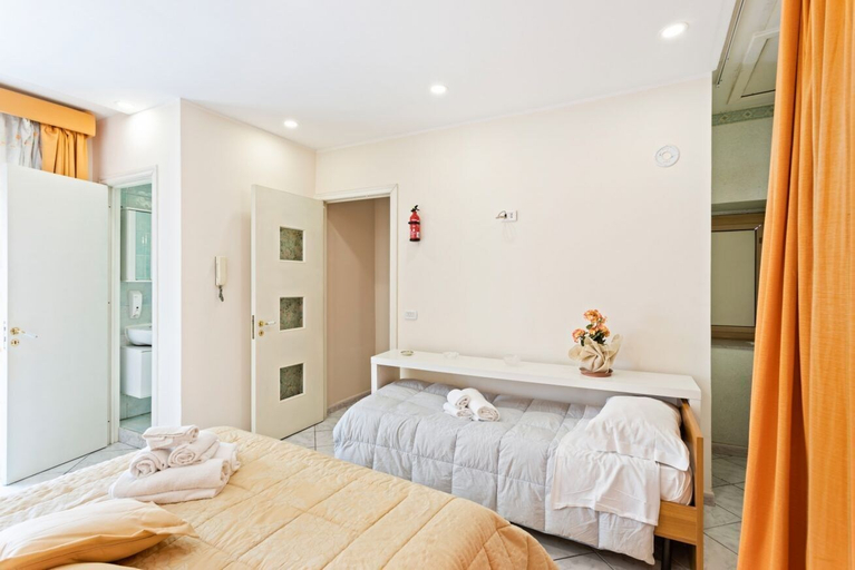 Others 4, Castello Ursino Balcony Apartment, Catania