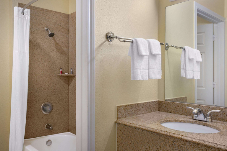 Bathroom 5, Days Inn & Suites Euless Dfw Airport South, Fort Worth