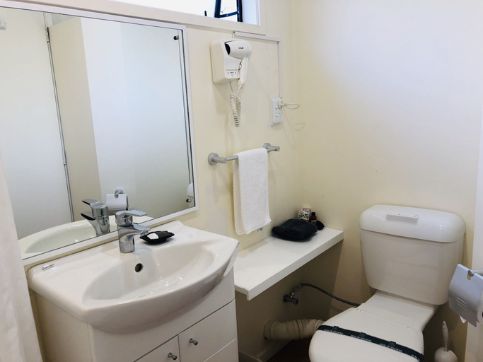 Bathroom 4, Tudor Court Motor Lodge, Waitakere