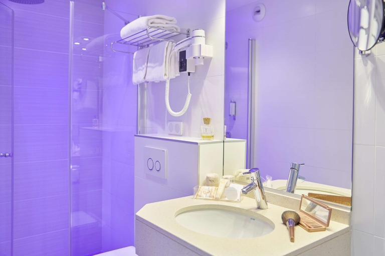 Bathroom 5, Best Western Plus Hotel Carlton, Haute-Savoie