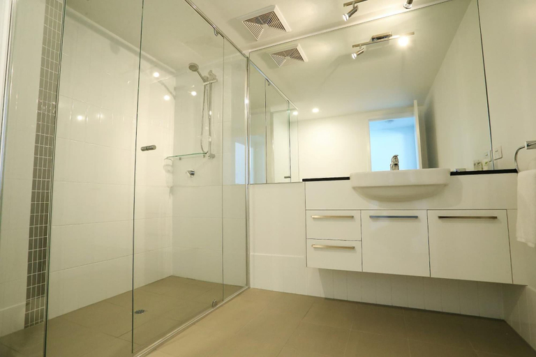 Bathroom 5, Q Resorts Paddington, City