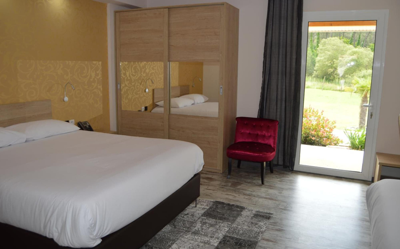 Bedroom 2, L'Hôtel du Lac, Lot-et-Garonne