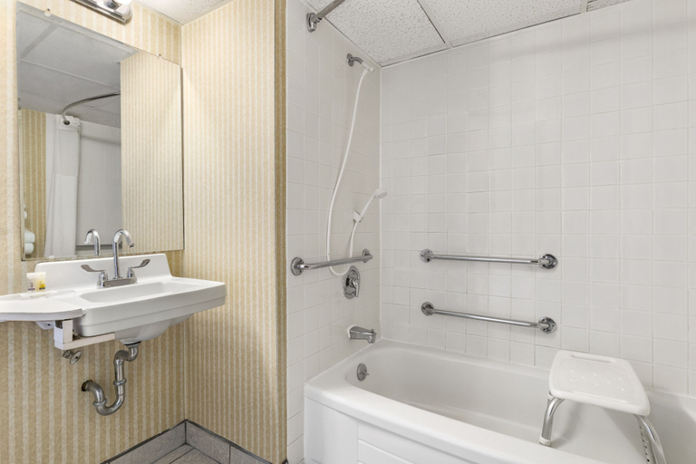 Bathroom 4, Days Inn & Conference Center by Wyndham Bridgewater, Lunenburg